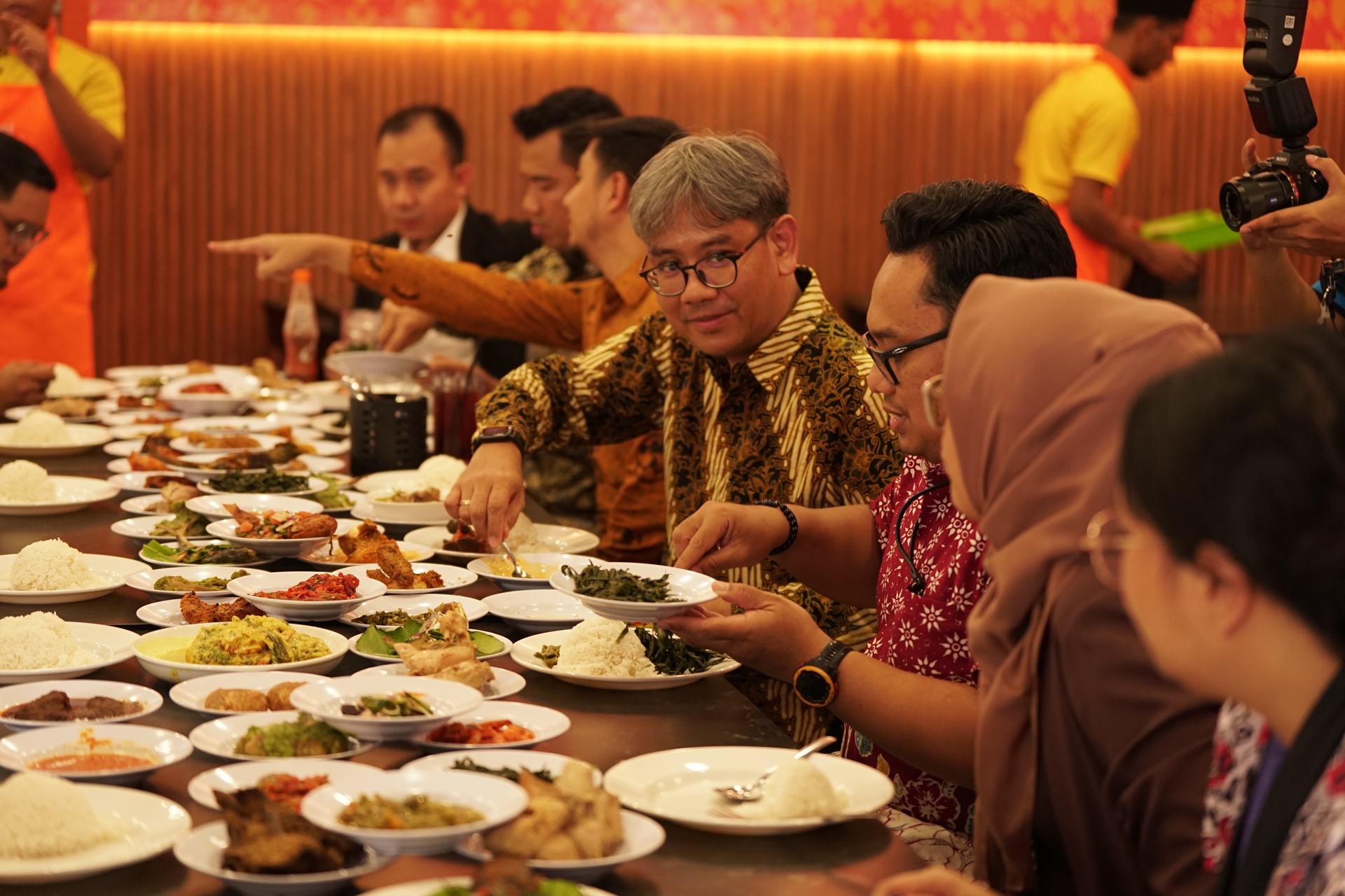 Tetamu menikmati hidangan Nasi Padang di Ampera Raya
