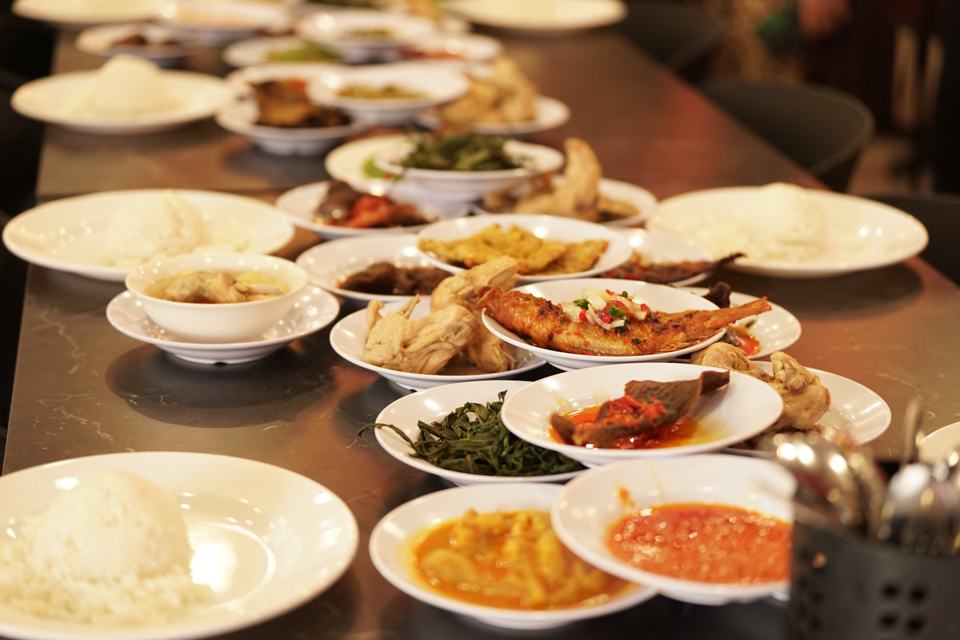 Deretan hidangan Nasi Padang di atas meja