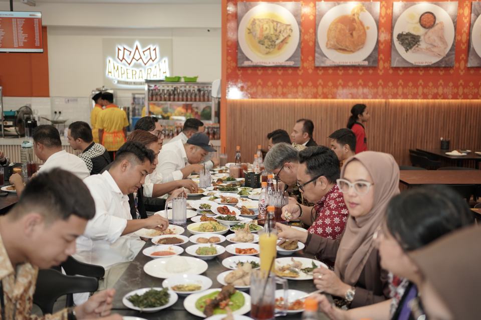 Suasana di dalam restoran Ampera Raya