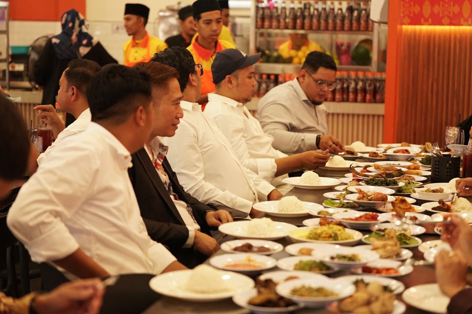 Pasukan dan tetamu di meja makan Ampera Raya
